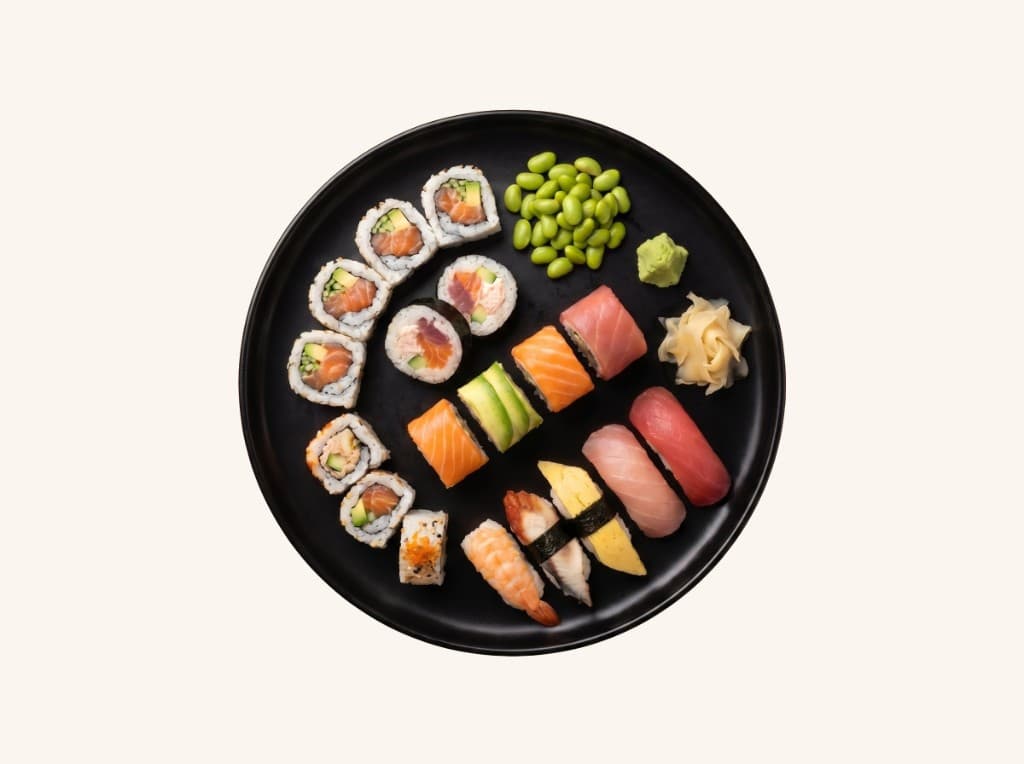 Sushi-Platte mit Maki, Nigiri, Edamame, Wasabi und Ingwer